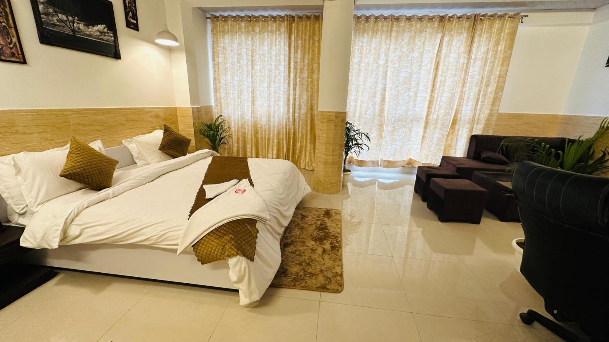 Hotel Dr White House - Noida Sector 18 Extérieur photo