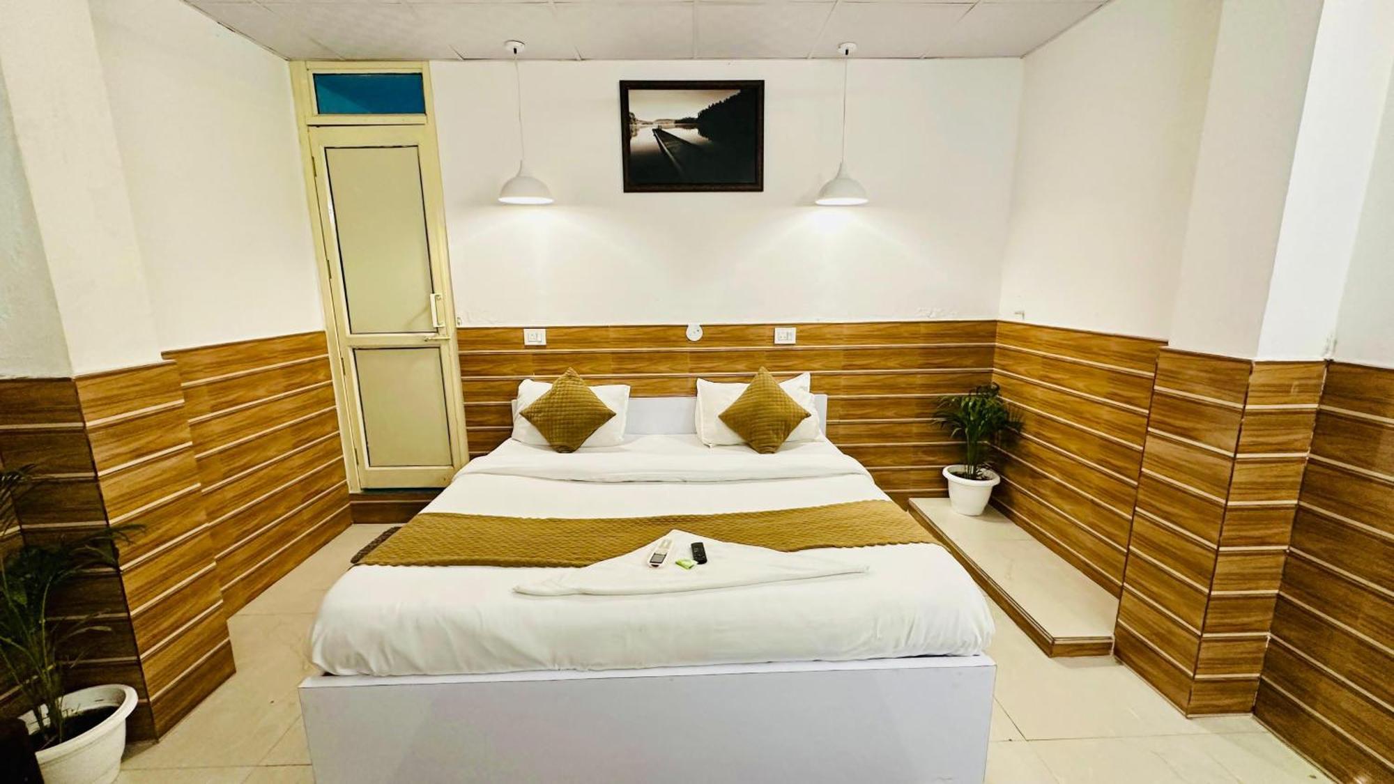 Hotel Dr White House - Noida Sector 18 Extérieur photo