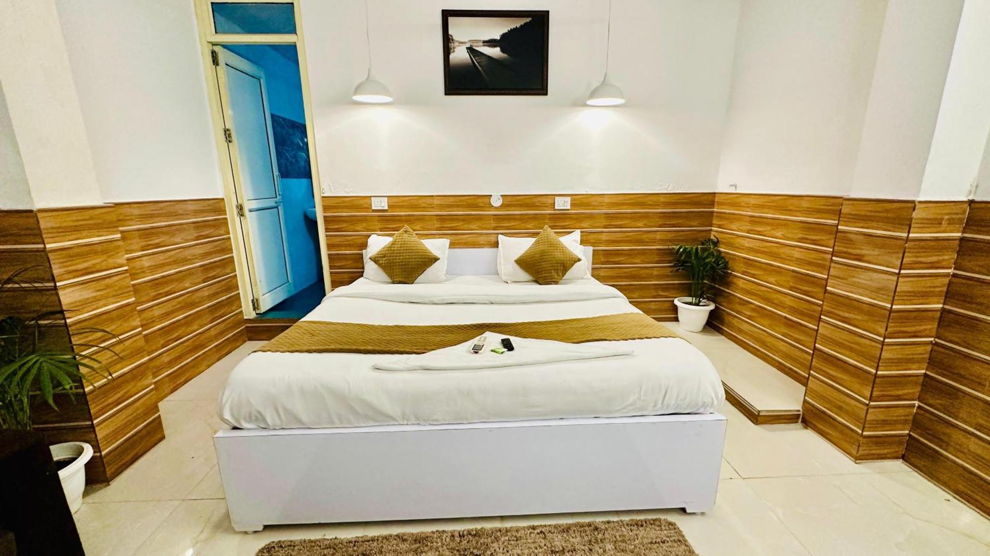 Hotel Dr White House - Noida Sector 18 Extérieur photo