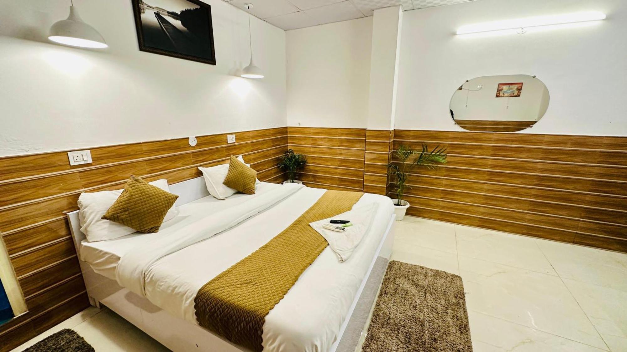 Hotel Dr White House - Noida Sector 18 Extérieur photo